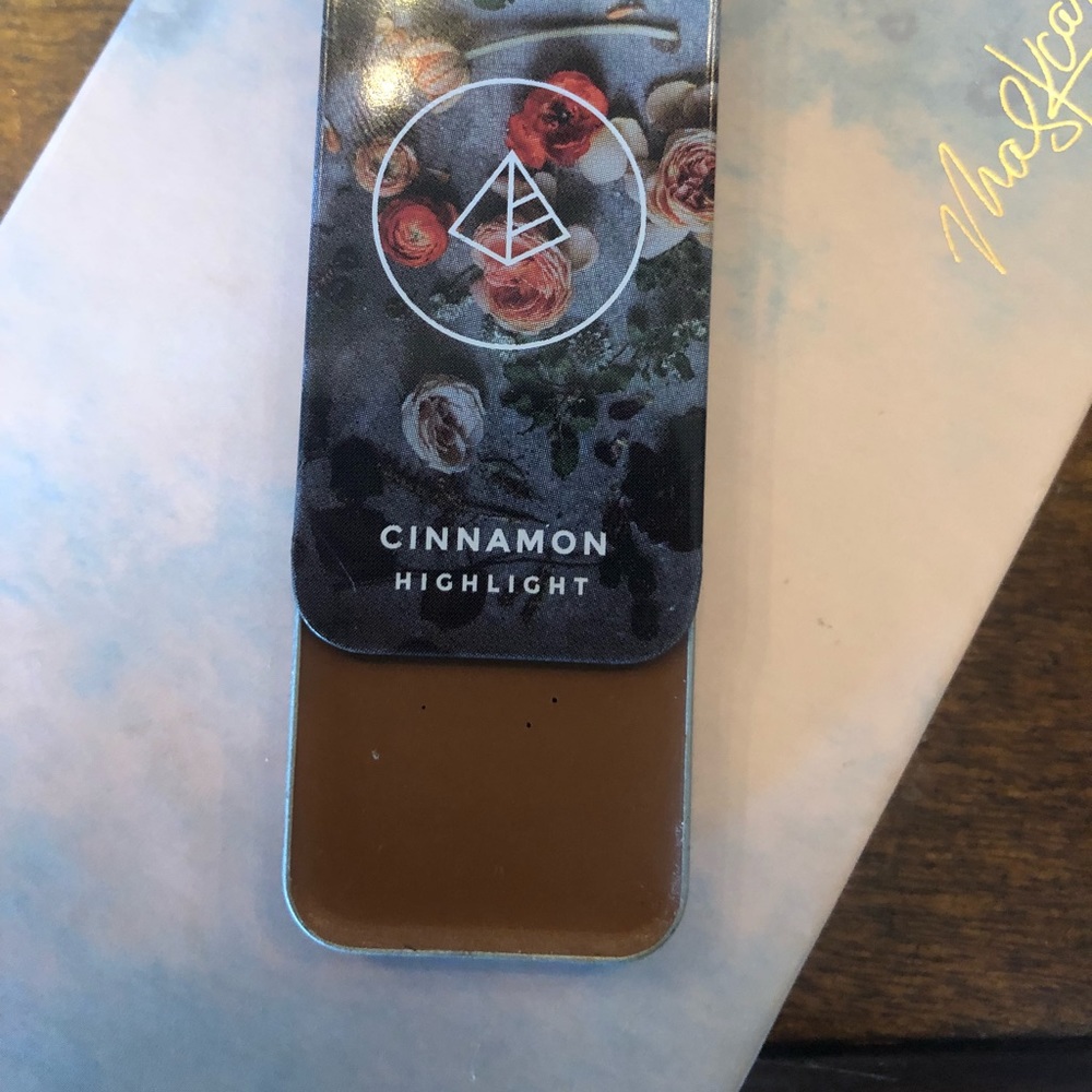 Brand New Maskcara Highlight & Contour